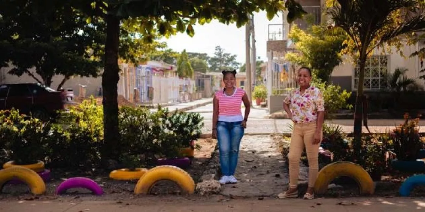 Wendy y su vecina, Carolina, sonríen por el trabajo en conjunto que se ha hecho en Ciudad de Bicentenario.