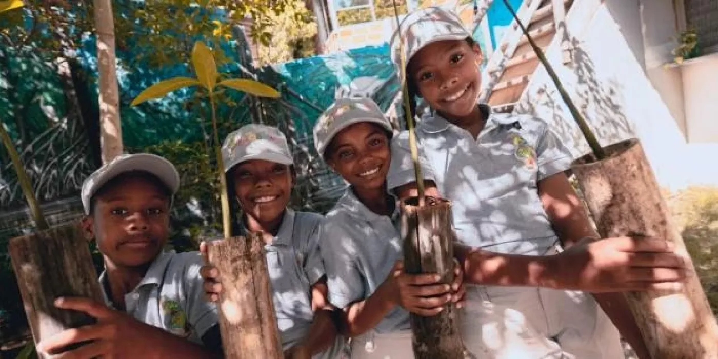Niñas y niños componen Ecobiovi, la organización de Wilmer que protege el manglar.