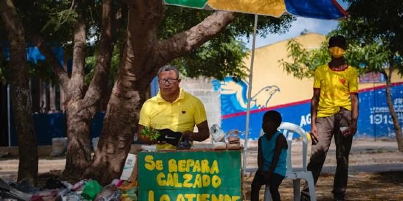 Wilson Montes dice que cuando se va la luz, la única forma de calmar el calor es ir a la sombra que genera el jardín de Wendy.