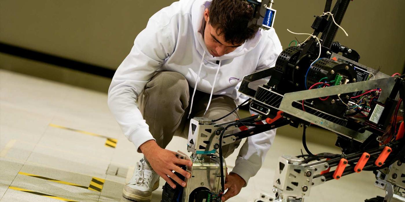 Felipe Ruiz y su equipo de investigación CERES trabajan en el desarrollo del robot de exploración Venture.