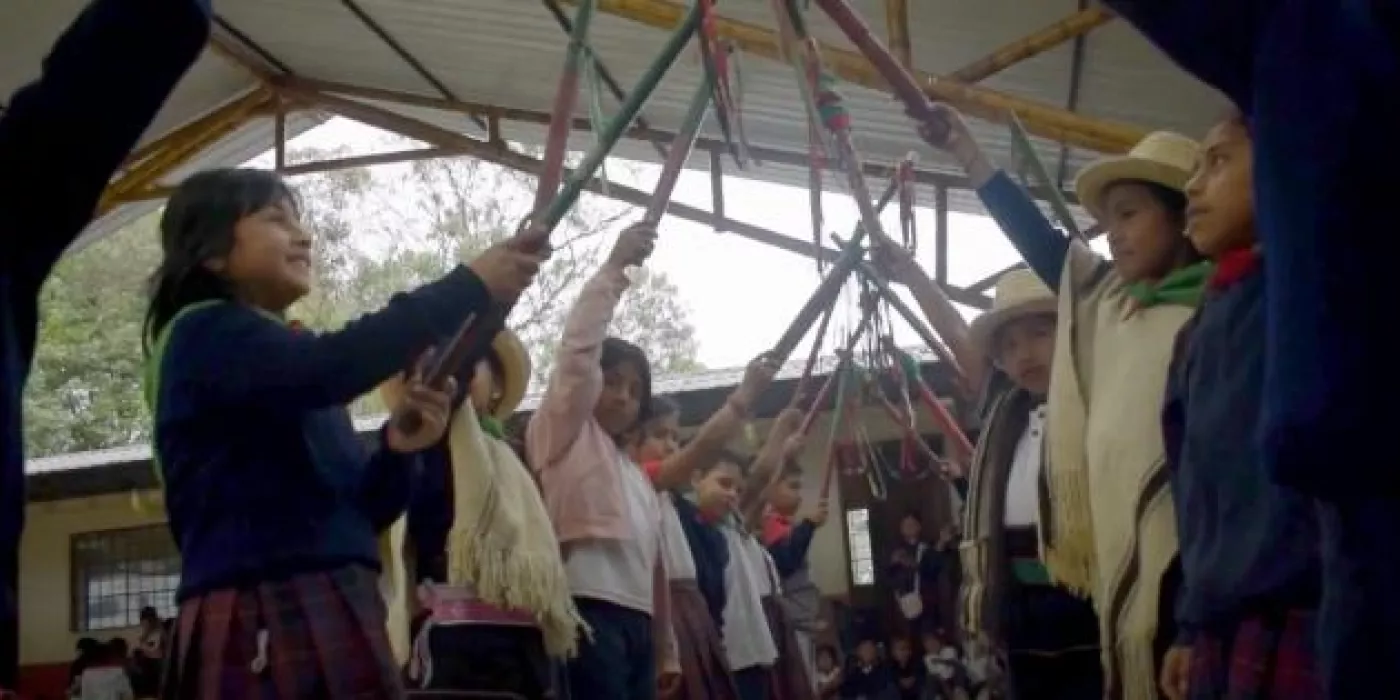 Documental "Construyendo paz desde los territorios". Estudiantes con bastón de mando.