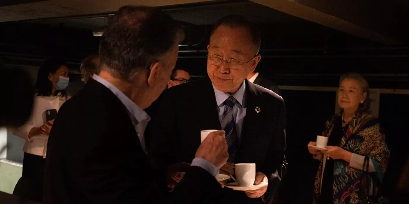 Juan Manuel Santos y Ban Ki-moon toman café