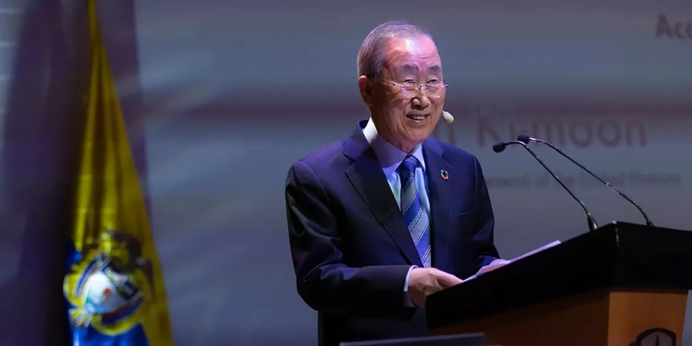 Ban Ki - moon habla desde un atril.