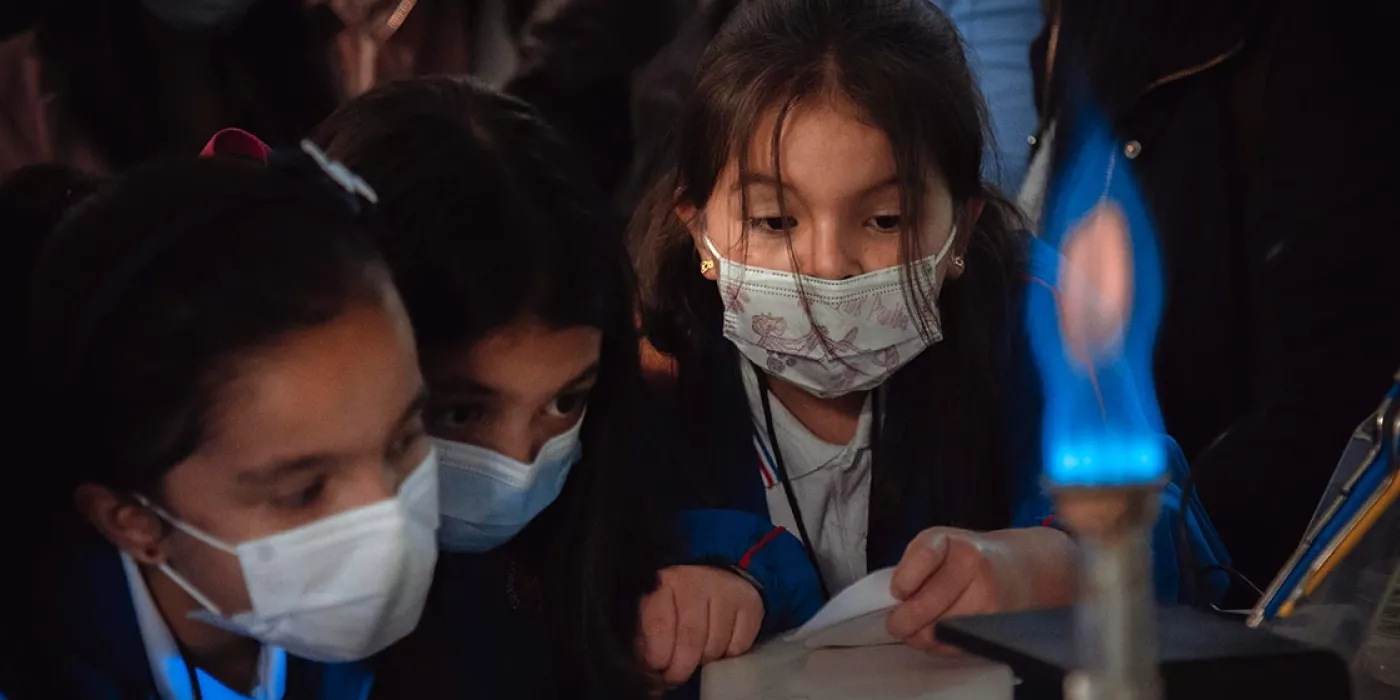 Niñas realizando un experimento cientifico