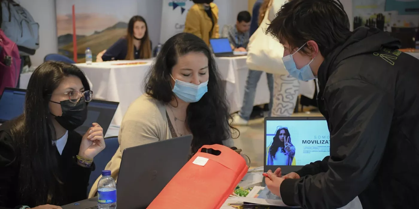 Estudiantes y egresados uniandinos en la Feria Laboral 2022-1