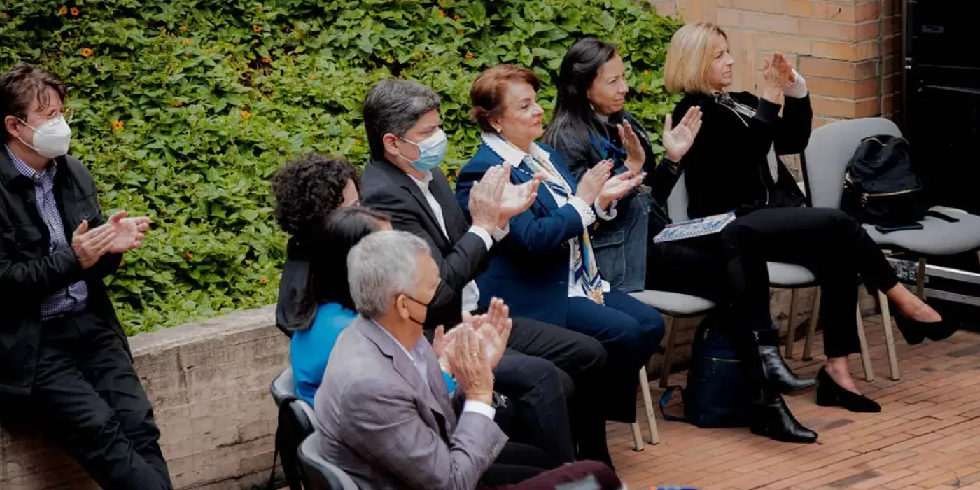 Grupo de personas aplaudiendo.