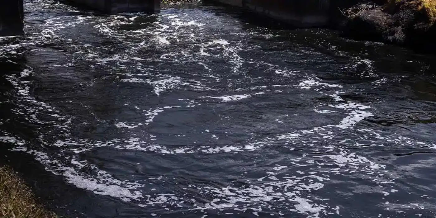 Aguas negras del río Balsillas.