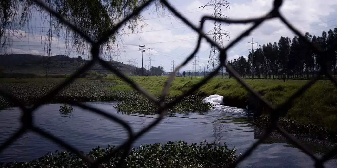 Creación de espumas en el río Balsillas vista desde un puente aledaño.