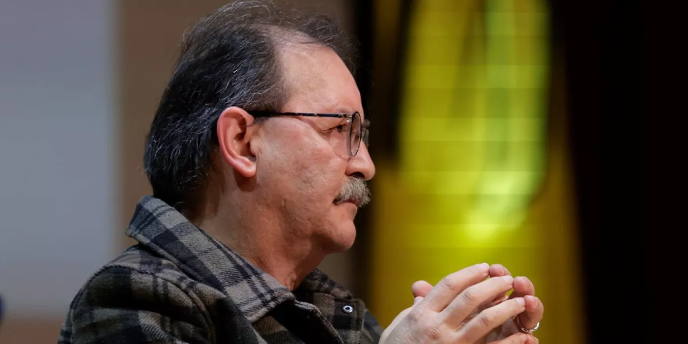 Hombre en un escenario hablando.