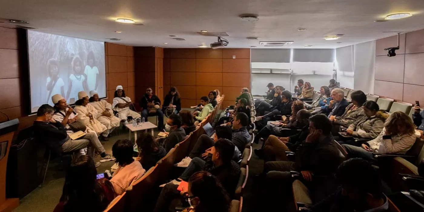 Un auditorio con personas