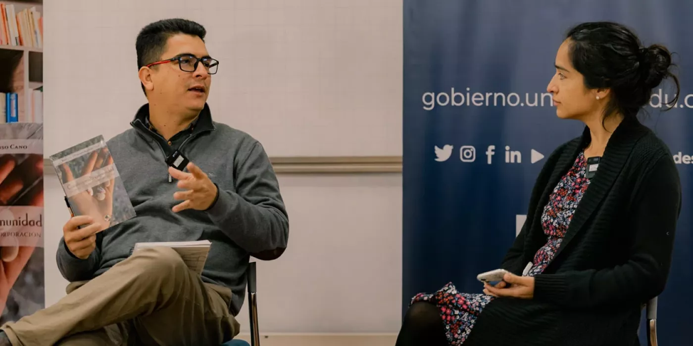Dos personas conversando.
