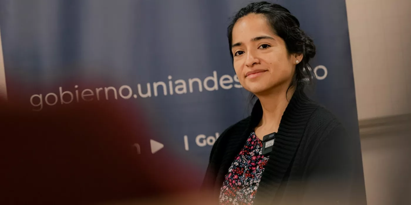 Mujer sentada en un conversatorio.