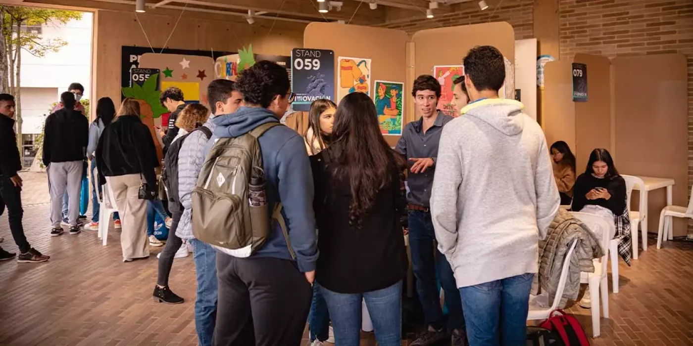 Feria de exposiciones durante la Semana de la Innovación