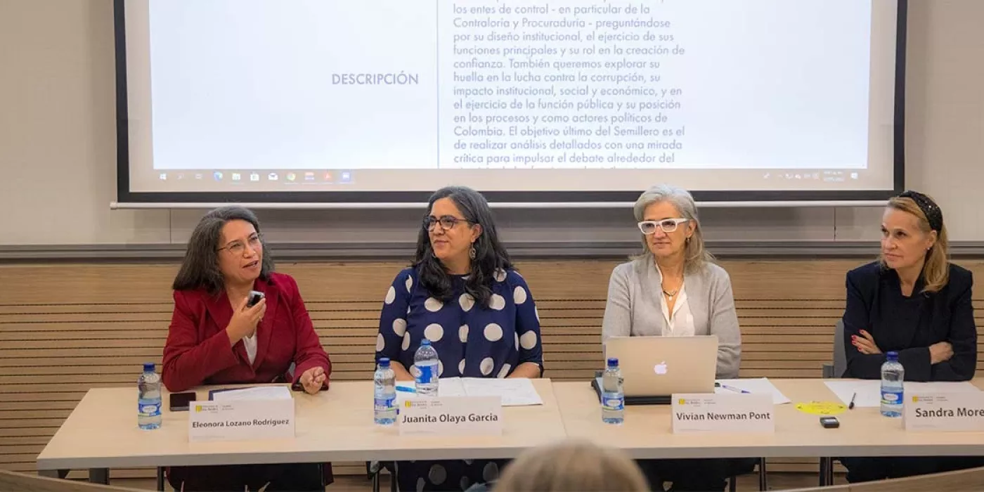 Panelistas del conversatorio
