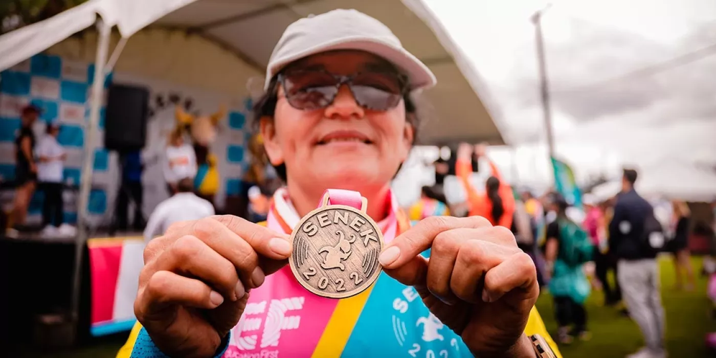 María López, ganadora de los 5k categoria mujeres y madre de una estudiante de Medicina becada por Quiero Estudiar.