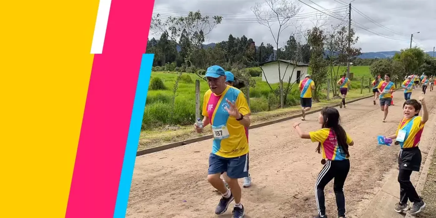 Ramiro Sánchez durante el recorrido de 10 kilómetros. Gabriel Peñaranda lo anima. 