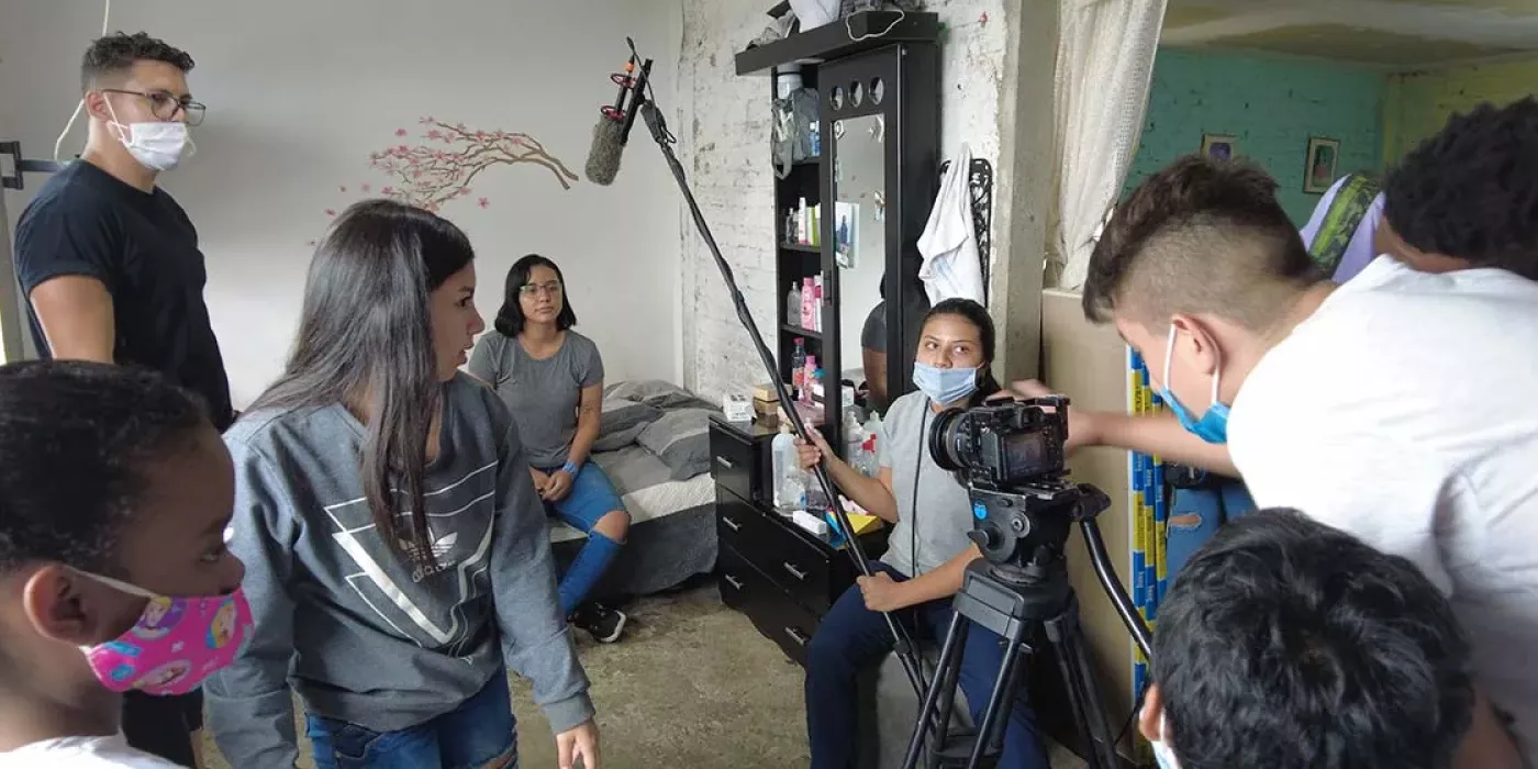 Personas grabando a una chica