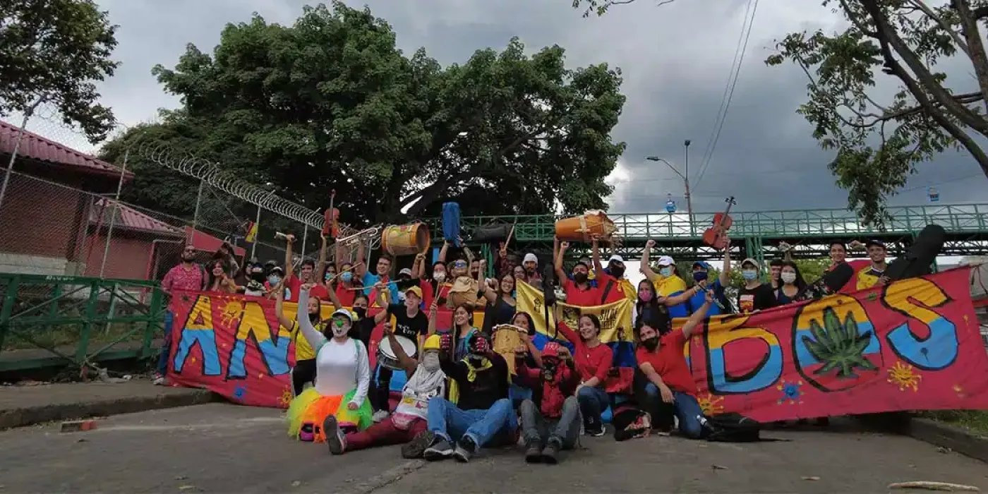 Grupo de personas con tambores y banderas