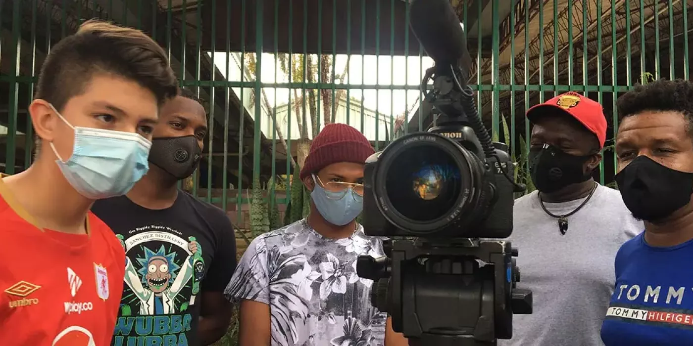 Grupo de jovenes junto a una camara fotografica