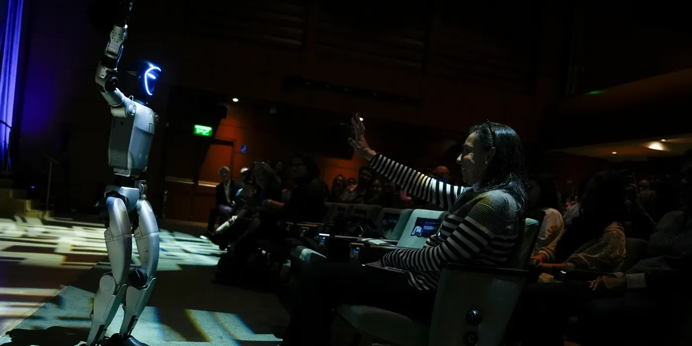 Raquel Bernal, rectora de la Universidad de los Andes, con Aura la humanoide