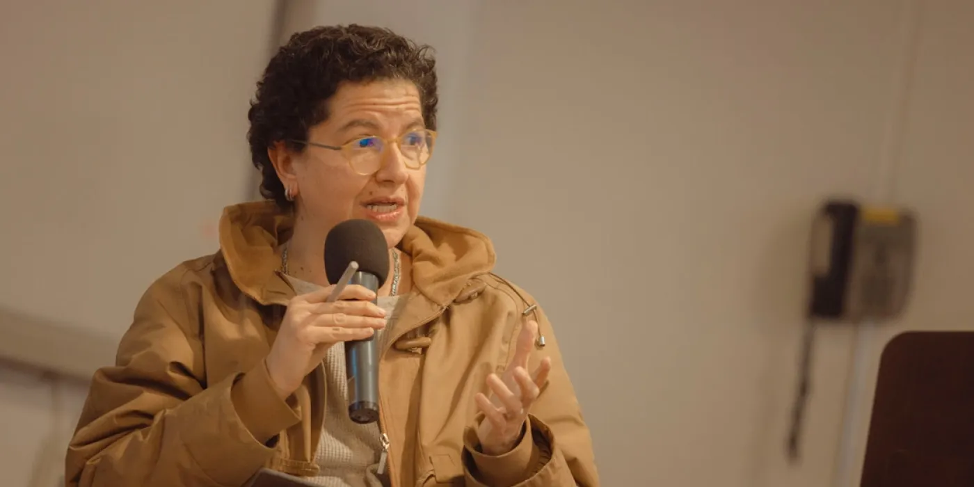 Mujer hablando por micrófono