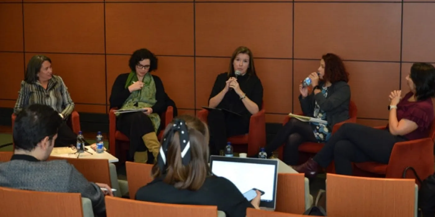 Mujeres en un conversatorio
