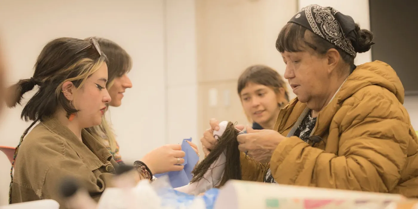 Foto de Paulina Mahecha durante el Taller Costura de la Memoria en marco del Día Paíz.