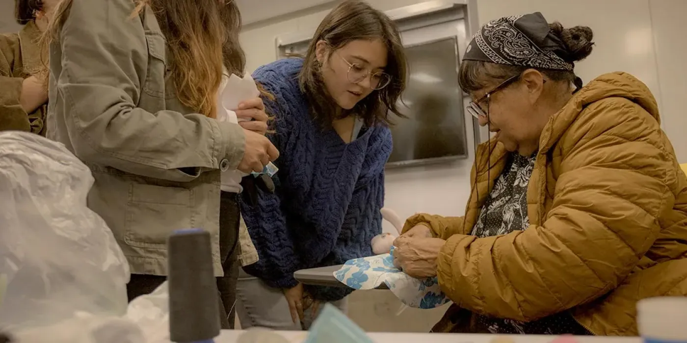 Foto de Paulina Mahecha durante el Taller Costura de la Memoria en marco del Día Paíz.