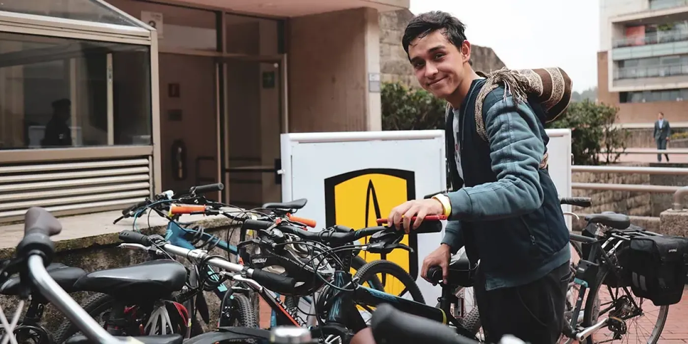 Chico sosteniendo una bicicleta