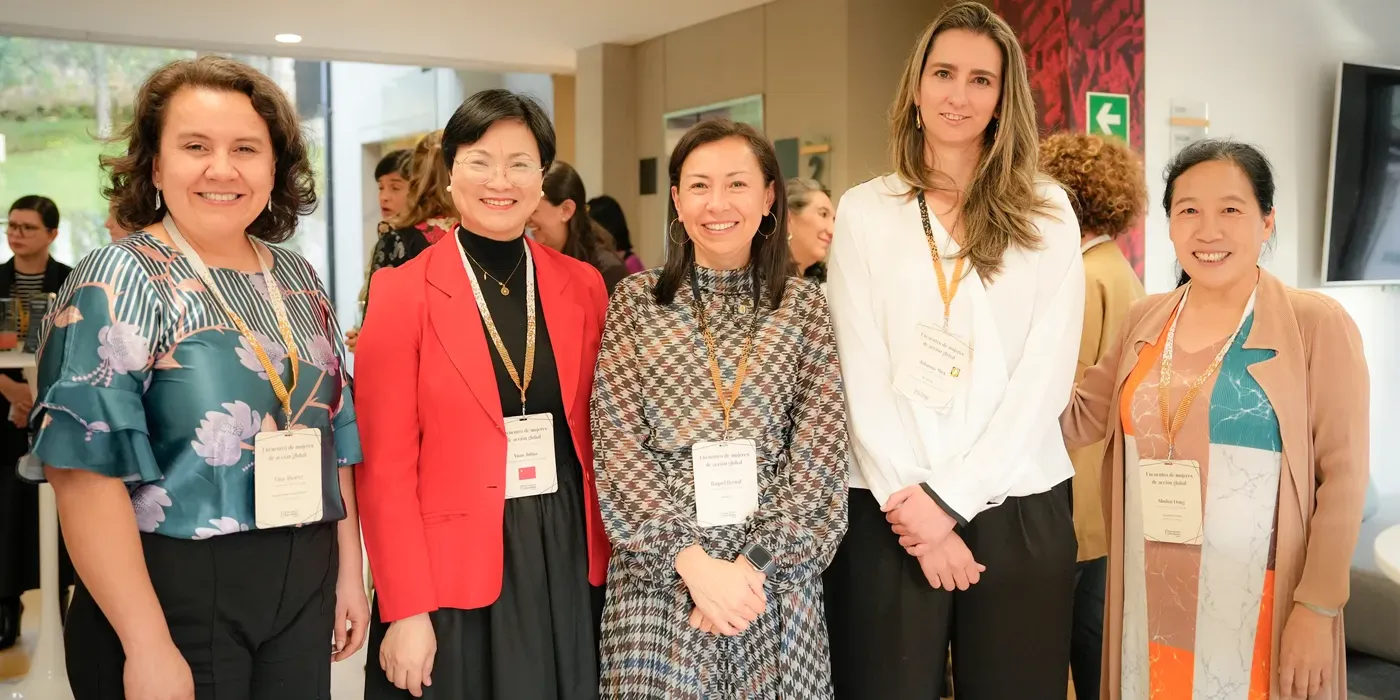Raquel Bernal, Johanna Mick y embajadoras.