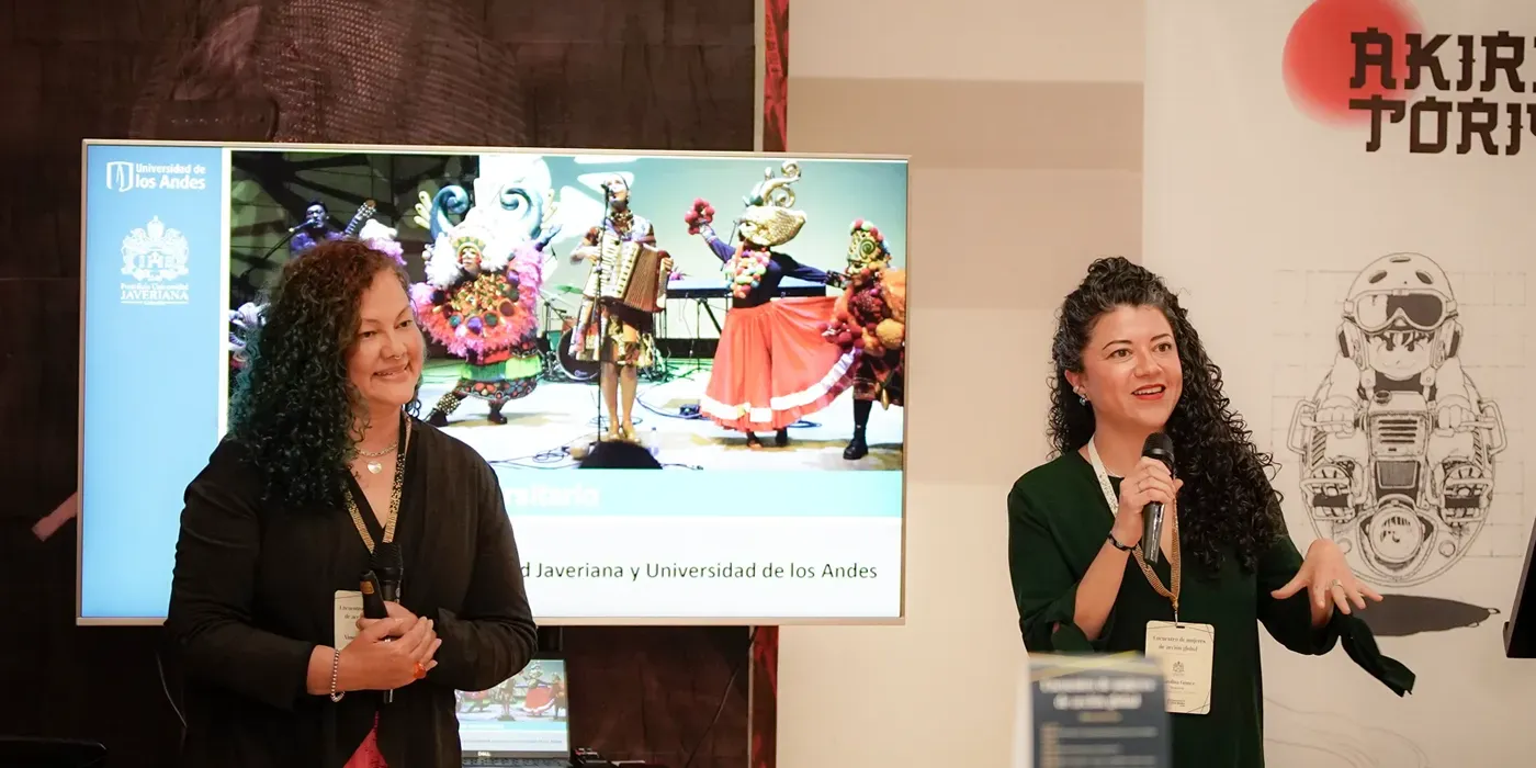 Ximena Guerrero, jefe del Centro Cultural de Los Andes, y Carolina Gómez del Centro Cultural de la Javeriana.
