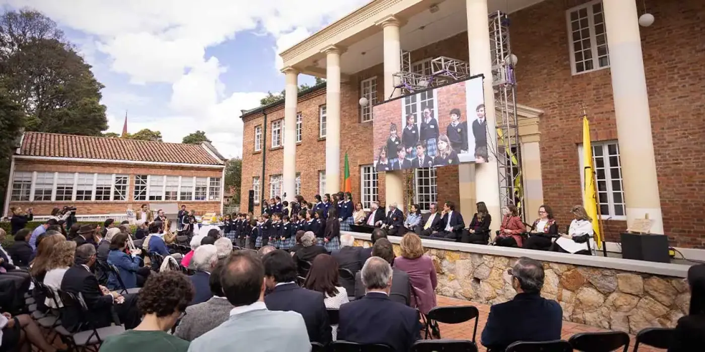 Foto del homenaje a Mario Laserna y Daniel Samper Ortega en el Gimnasio Moderno