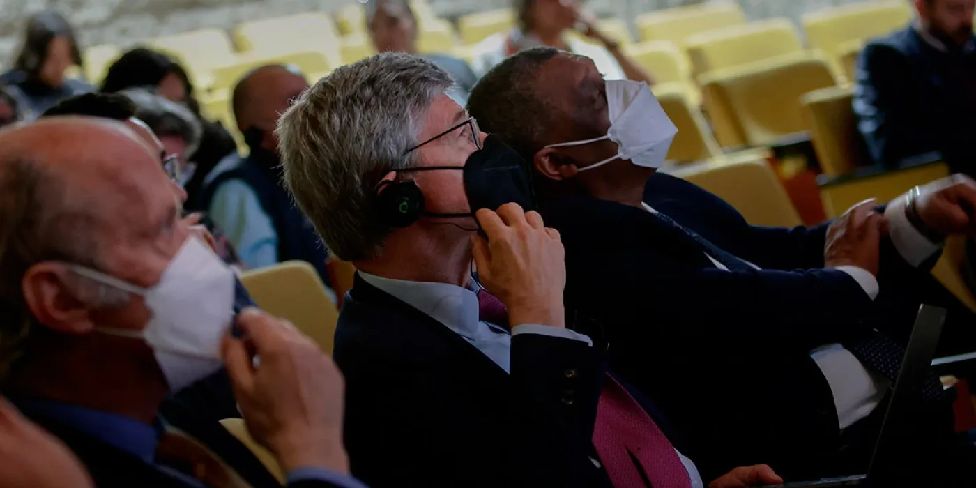 Hombres en un auditorio