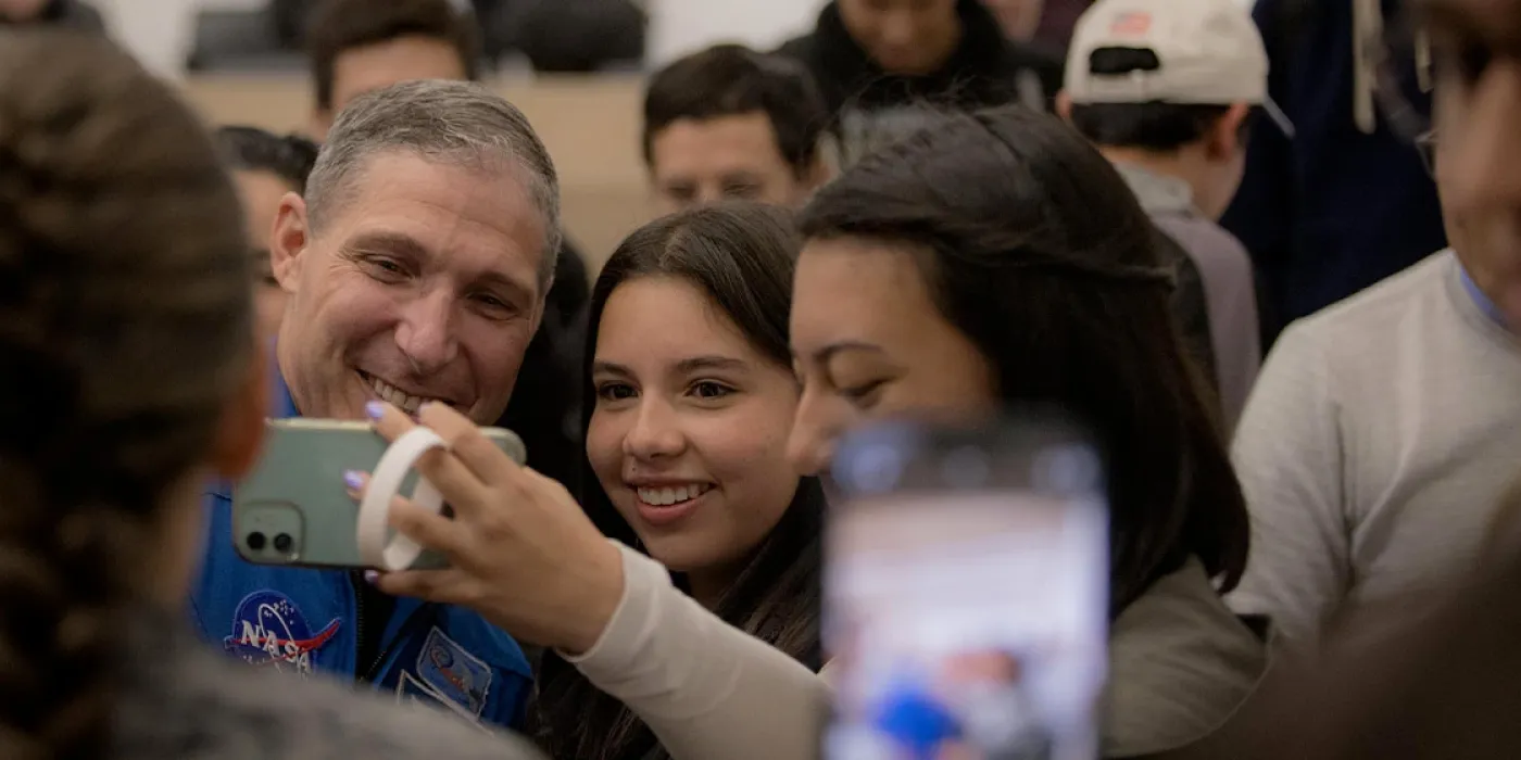 Michael Hopkins en la Universidad de Los Andes. 