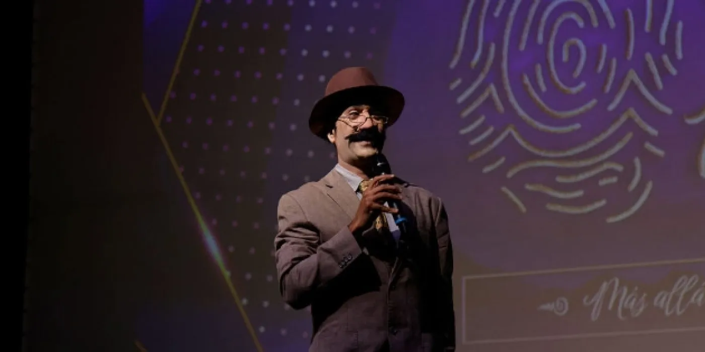 Carlos Daniel Cadena, decano de la Facultad de Ciencias interpretando a Frank M. Chapman.