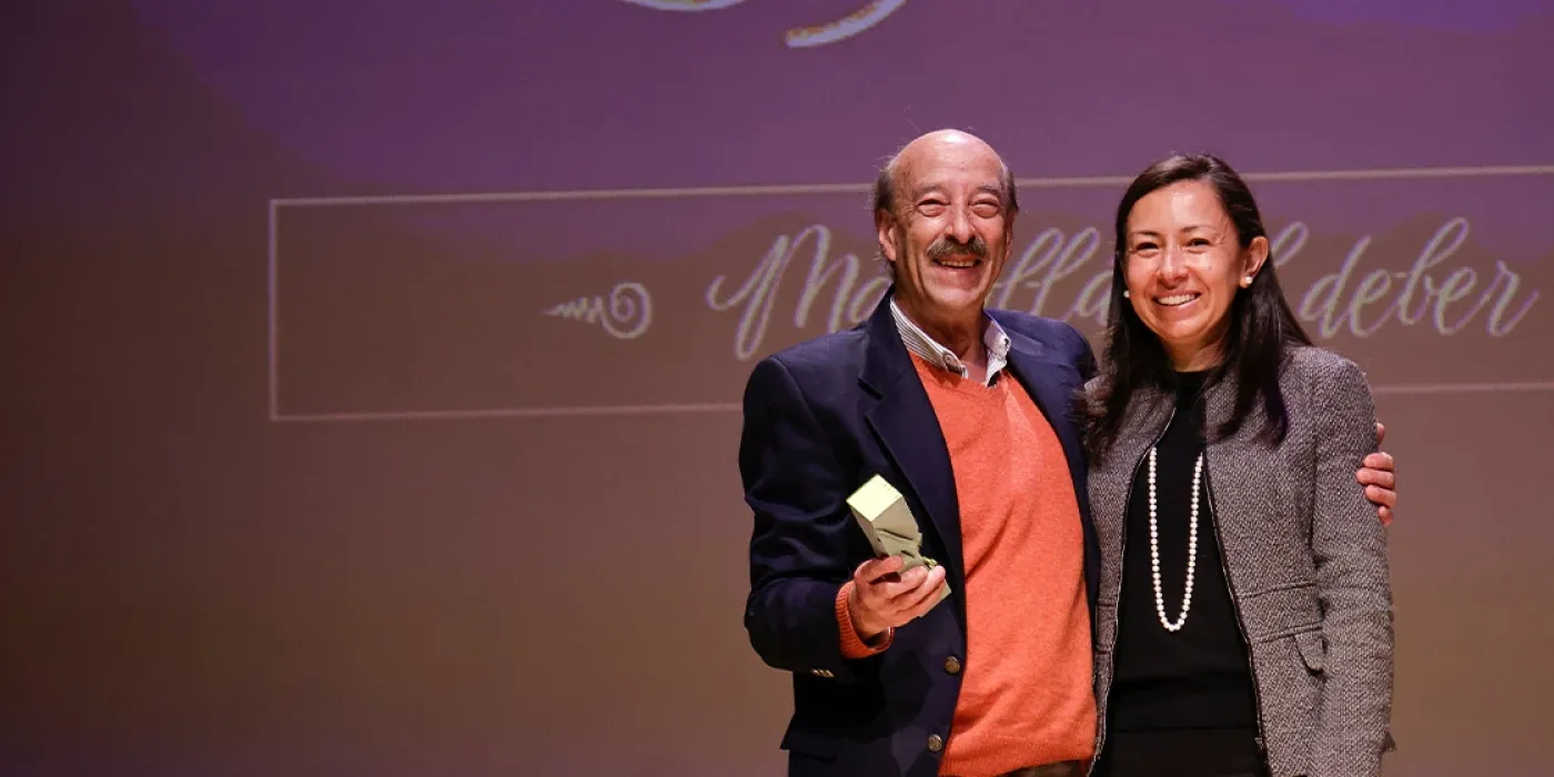 Manuel Cubides Greiffenstein y la rectora Raquel Bernal durante la ceremonia Dejar Huella 2022