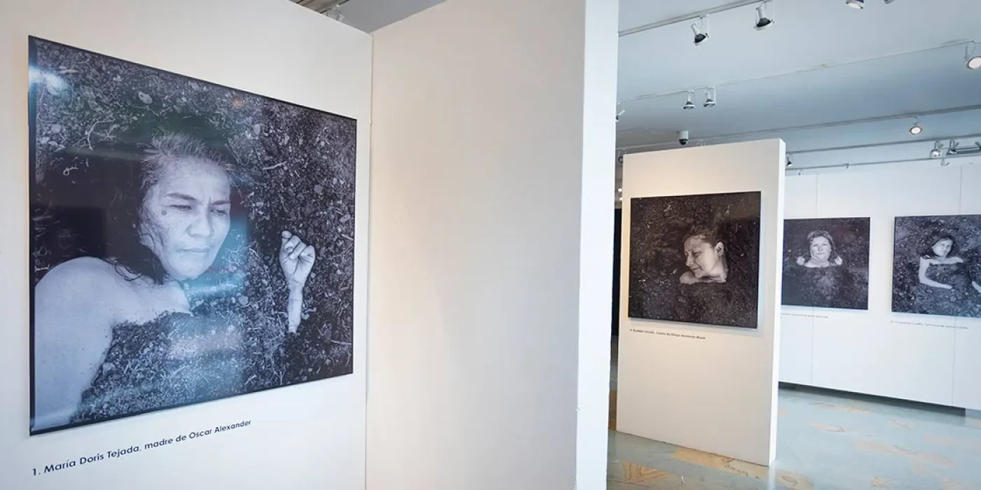 Foto exposición Objetos de Paz Universidad de los Andes