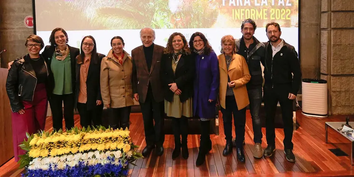 Grupo de personas sobre un escenario.