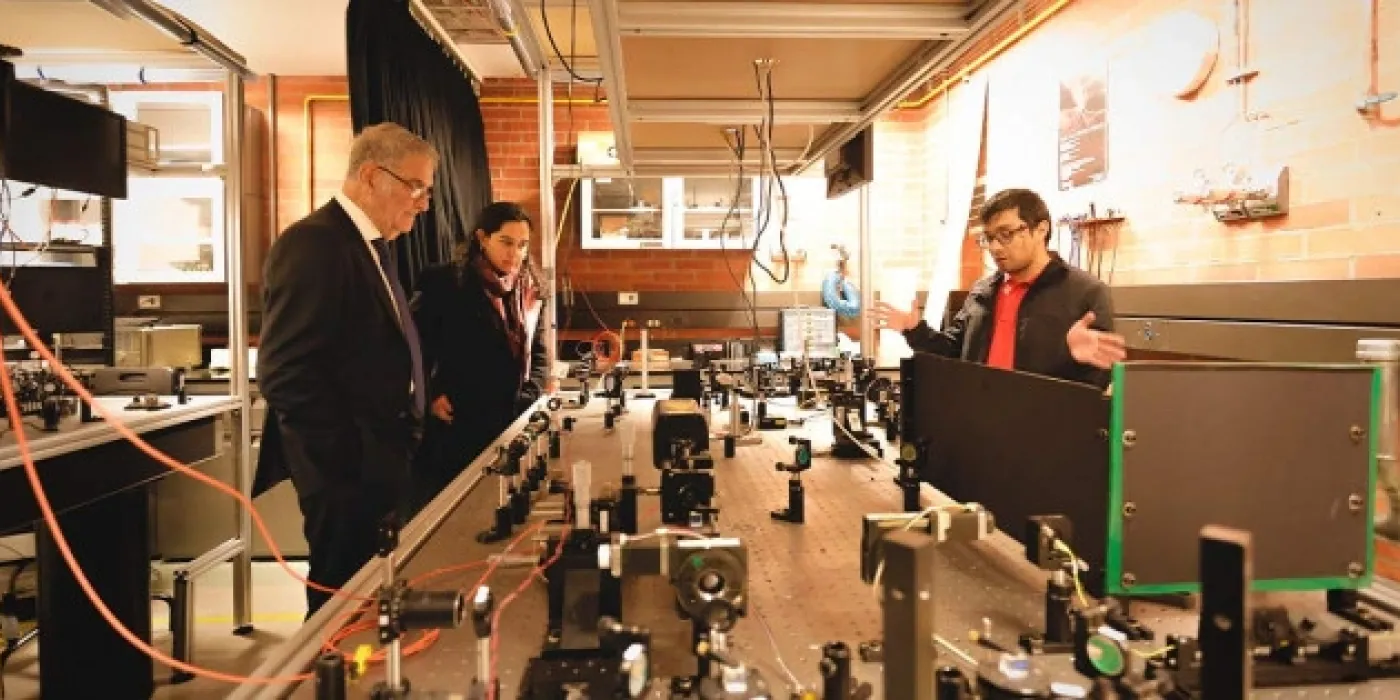 Recorrido por los laboratorios de óptica y espectroscopía cuántica.