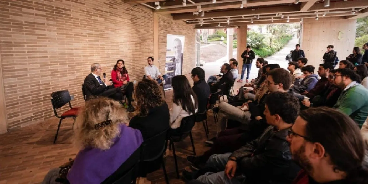 Serge Haroche dialoga con profesores y estudiantes en el Bloque C de la Universidad de los Andes.