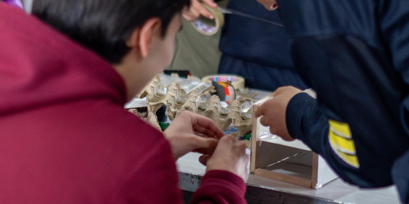 Una de las propuestas fue instalar paneles solares en su escuela para asegurar el suministro eléctrico durante los cortes de luz y reducir el consumo energético.