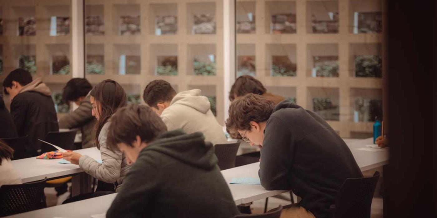 estudiantes en el salón de clases