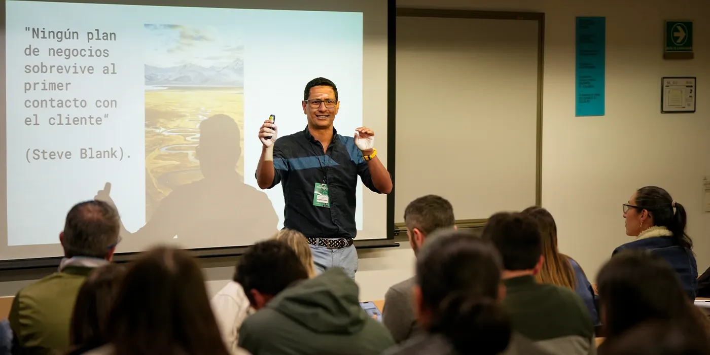 “Máquinas de aprender: la evolución del emprendedor”, una charla de Hamilton López sobre adaptación y crecimiento.