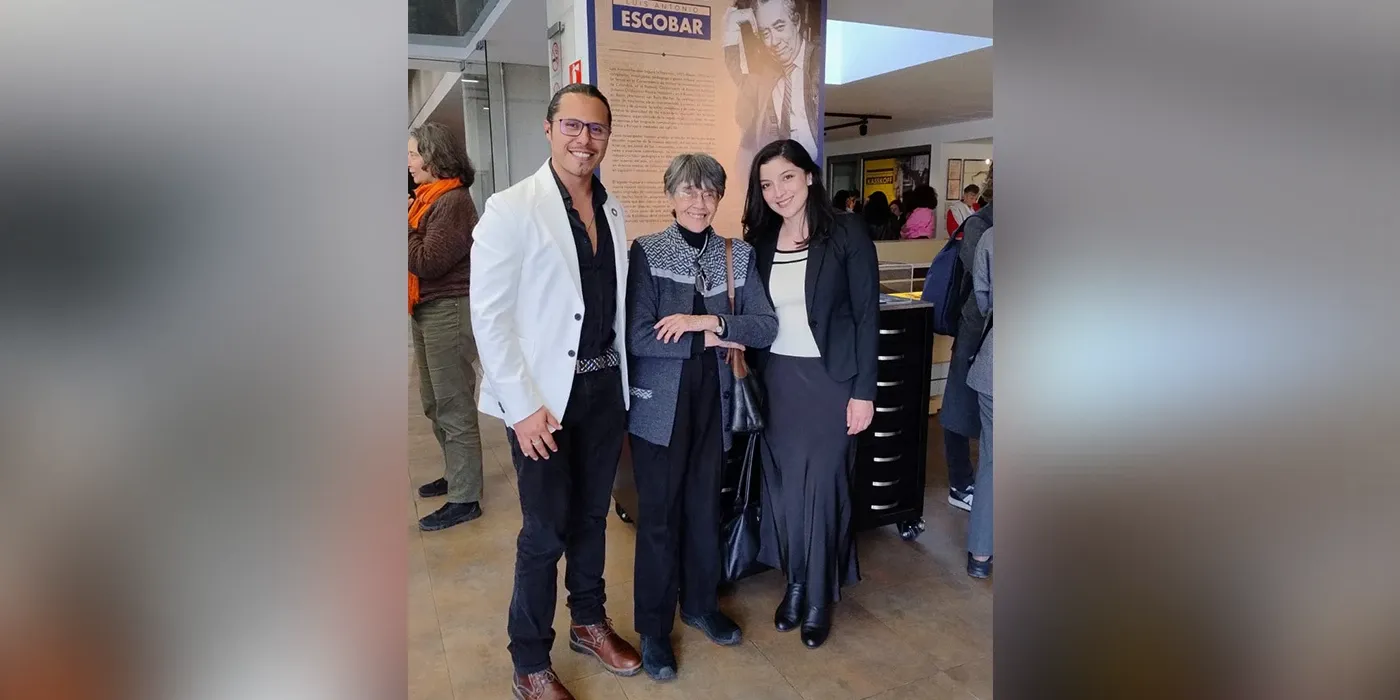 Juan Pablo Siza, Amparo Ángel y Ángela Casas en la Sala de Patrimonio Documental y Bibliográfico.