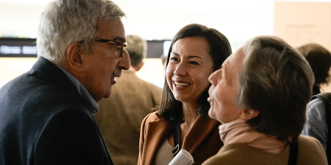 Carlos Dávila, Raquel Bernal y Juanita Sanz de Santamaría durante la inauguración de la Sala de Patrimonio Documental y Bibliográfico de la Universidad de los Andes.