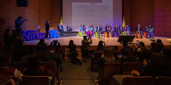Escenario con personas de diversas edades.