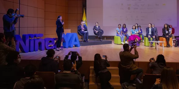 Escenario con personas de diversas edades.
