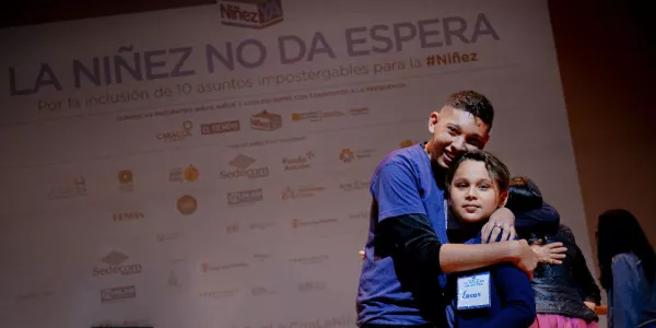 Una niña y un niño abrazándose