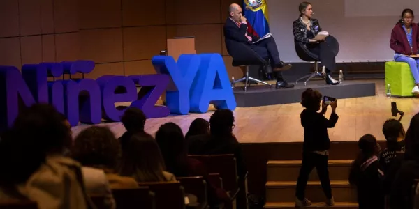 Una niña y un niño abrazándose"