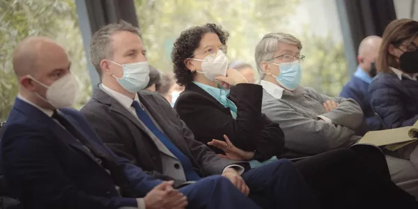 Personas sentadas viendo hacia una misma dirección